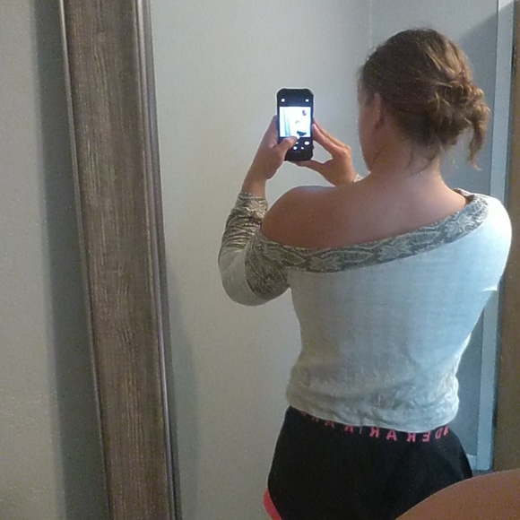 Gimmick large off the shoulder top - Picture 2 of 5